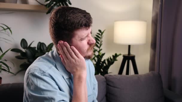 Koncepcja Zmęczonych Uszu Zbliżenie Zdenerwowanego Młodzieńca Dotyka Bolących Uszu Cierpiących — Wideo stockowe