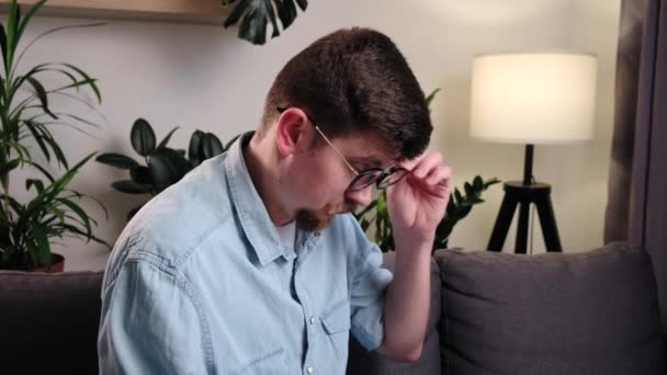 Yorgunluk Asabiyet Gözlerde Ağrı Genç Yorgun Bilgisayar Kullanıcısı Gözlüğünü Çıkarıp — Stok video