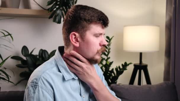 Menutup Dari Pria Berjenggot Muda Sakit Duduk Sofa Rumah Menyentuh — Stok Video