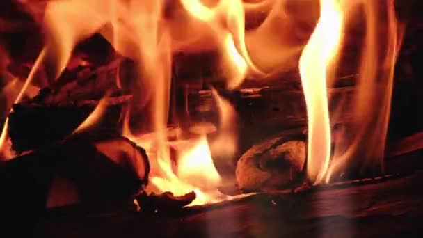 浪漫的寒假周末 炉边温暖舒适的小木屋里 无缝线环路摄影背景 靠近壁炉的火堆 柴火燃烧 舒适小木屋的柴火燃烧 — 图库视频影像