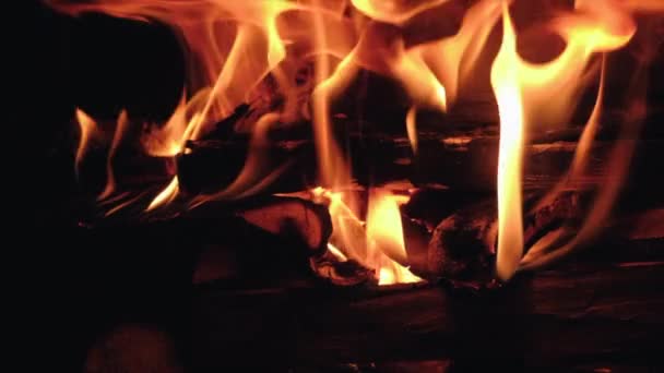 靠近壁炉的火堆 柴火熊熊燃烧 舒适小木屋的柴火熊熊燃烧 浪漫的寒假周末 在温暖舒适的小木屋里生火 无缝隙环路摄影背景 — 图库视频影像