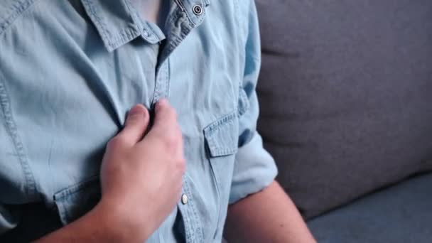 Nefes Darlığı Göğüs Ağrısı Acı Çeken Genç Bir Adamın Göğsüne — Stok video