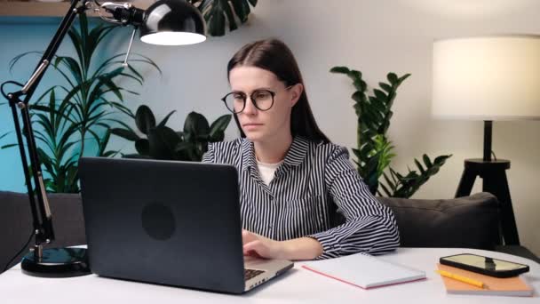 Zbliżenie Młodej Kobiety Okularach Siedzi Kanapie Miejscu Pracy Komputera Doświadcza — Wideo stockowe