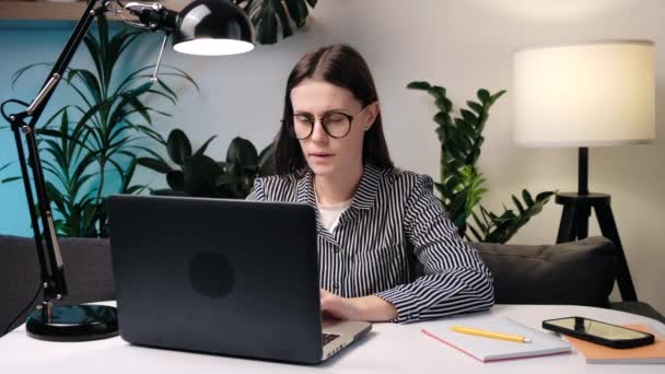胸痛的概念 坐在总公司的沙发上 戴着眼镜的年轻女商人心烦意乱 在工作场所因工作压力而感到胸痛的电脑疲劳的员工 — 图库视频影像