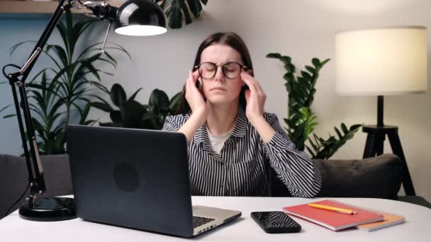 Κουρασμένη Νεαρή Γυναίκα Απογειώνεται Γυαλιά Ανάπαυσης Από Laptop Εργασίας Κάθονται — Αρχείο Βίντεο