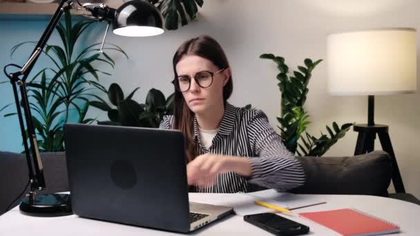 专注的年轻女商人在电脑上工作 在办公室或家里打字 与客户沟通 专注于那些忙于项目和做笔记的可爱女性国际公司员工 — 图库视频影像