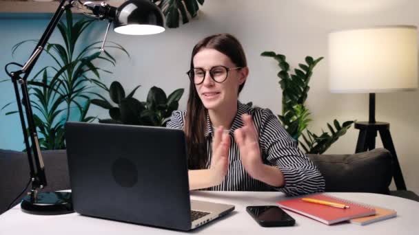 Nternetteki Sanal Sohbet Buluşmasında Konuşan Mutlu Bir Bayan Bilgisayar Görüntüsü — Stok video