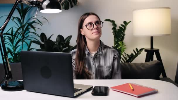 Zoek Inspiratie Nieuw Ideeënconcept Vrouwelijke Freelancer Kijkt Naar Het Computerscherm — Stockvideo