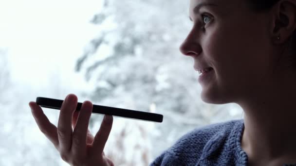 Легкая Коммуникация Красивая Счастливая Молодая Женщина Смотрит Большое Окно Зиму — стоковое видео