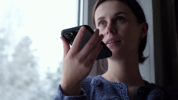 Fokus Gadis Selektif Merekam Pesan Audio Pada Smartphone Wanita Membuat — Stok Video