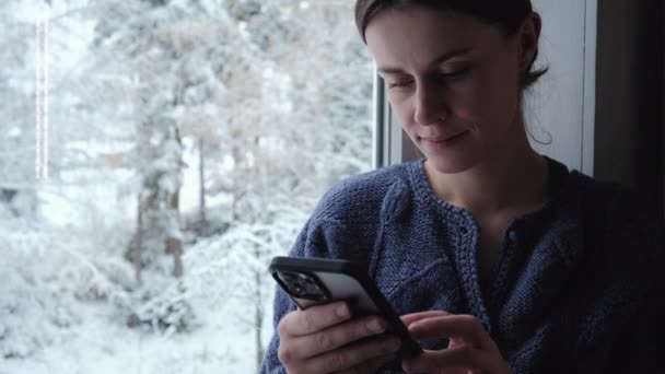 Retrato Mujer Joven Adorable Feliz Invierno Utilizando Teléfono Inteligente Sentado — Vídeos de Stock