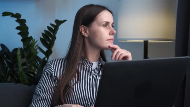 Mladá Zasněná Přemýšlivá Žena Pracující Laptopu Sedící Doma Gauči Detailní — Stock video