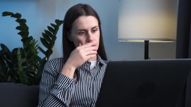 Pensive Kvindelige Top Manager Afstand Værker Bærbare Computer Sidder Sofaen – Stock-video