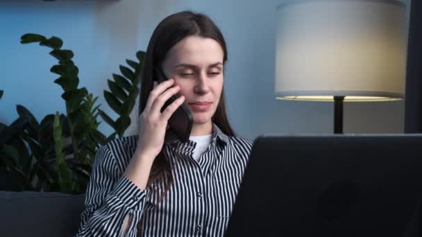 Счастливая Красивая Женщина Клиент Сделать Мобильный Звонок Подтверждающий Онлайн Веб — стоковое видео