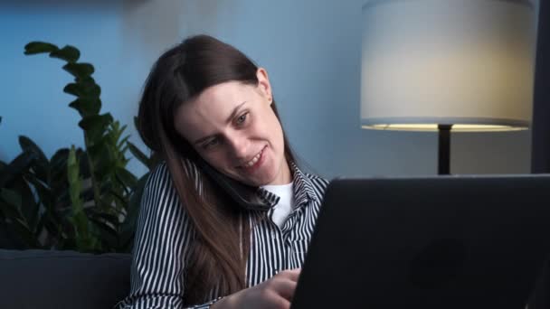 Közelkép Boldog Gyönyörű Fiatal Dolgozik Otthon Laptop Beszél Okostelefonon Kényelmes — Stock videók