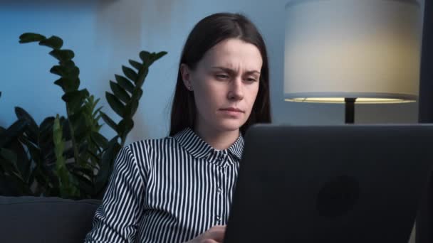 Ungesunde Junge Frau Die Nackenschmerzen Hat Während Sie Hause Computer — Stockvideo