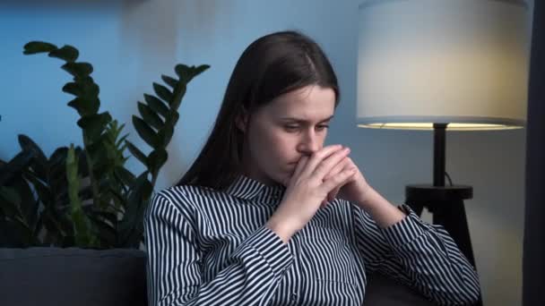 Närbild Sorgsen Omtänksam Ung Kvinna Lyhörd Ansikte Tittar Bort Tänker — Stockvideo
