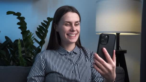 Femme Brune Souriante Faire Appel Vidéo Utilisant Smartphone Assis Sur — Video