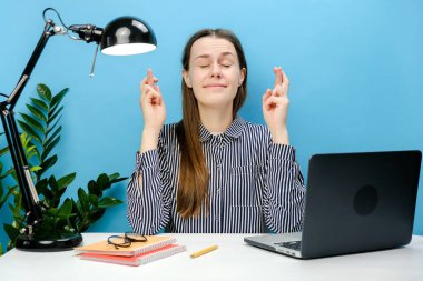 Şirin, başarılı bir çalışan ofis masasında dizüstü bilgisayarla oturuyor. Özel bir an için dua ediyor, stüdyodaki mavi arkaplan duvarında izole bir poz veriyor. İş konsepti