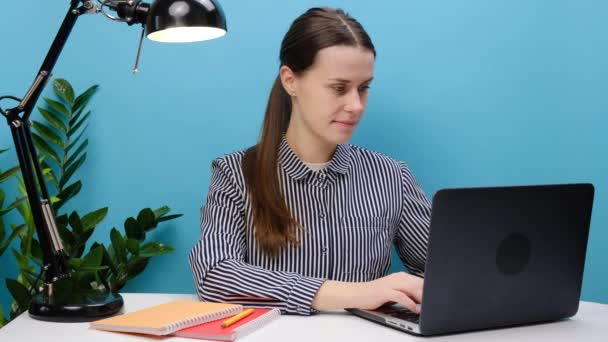 Портрет Успішної Працівниці Бізнесу Жінки Сидить Білому Офісному Столі Ноутбуком — стокове відео