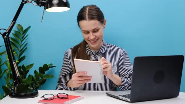 Sorrindo Positivo Jovem Animado Empregado Bem Sucedido Mulher Trabalhador Escritório — Vídeo de Stock