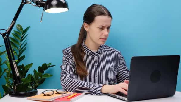 Επιχειρηματίας Κάθεται Στο Γραφείο Αγγίζουν Τον Καρπό Αισθάνεται Πόνο Αναστατωμένη — Αρχείο Βίντεο