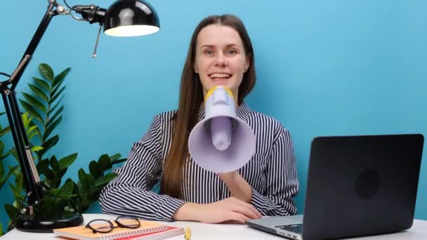 Πορτρέτο Της Χαρούμενης Εργαζόμενης Νεαρής Επιχειρηματία Κάθονται Εργασίας Λευκό Γραφείο — Αρχείο Βίντεο