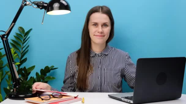 Lächelnde Angestellte Geschäftsfrau Die Wie Eine Schaltervorlage Hält Sitzt Arbeitsplatz — Stockvideo