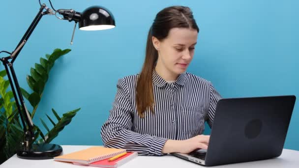 Πορτρέτο Της Επιτυχημένης Γραμματέας Νεαρή Γυναίκα Κάθονται Εργασίας Λευκό Γραφείο — Αρχείο Βίντεο
