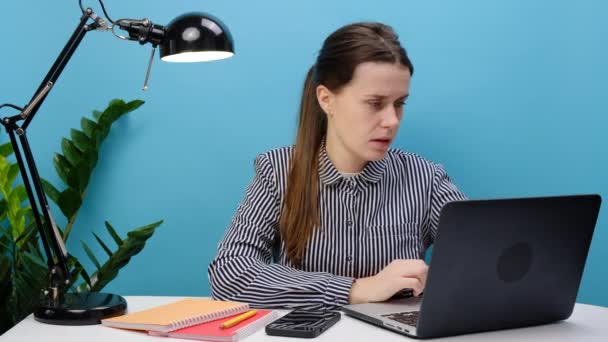 Yorgun Yorgun Yorgun Yorgun Kadını Gündelik Gömlekler Giyen Ofis Masasında — Stok video