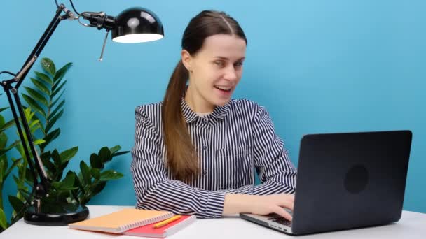 Retrato Bonito Bem Sucedido Empregado Mulher 20S Camisa Casual Sentar — Vídeo de Stock