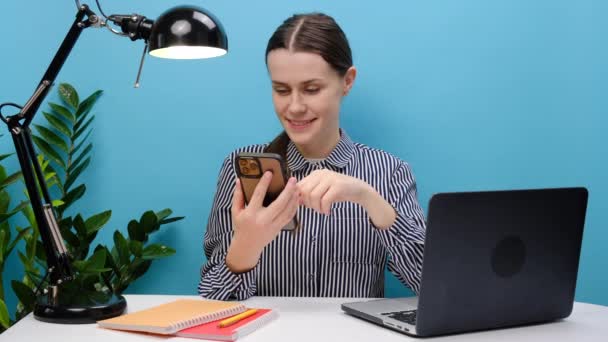Портрет Счастливой Успешной Сотрудницы Повседневной Рубашке Сидит Рабочим Столом Компьютером — стоковое видео