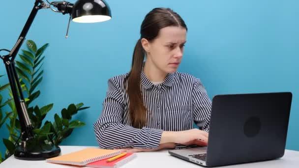 Ciddi Bir Çalışan Kadını Günlük Gömlekli Ofis Masasında Bilgisayarlı Çalışıyor — Stok video