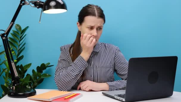 Enttäuscht Beunruhigt Verwirrt Junge Kaukasische Frau Lässigem Hemd Sitzt Schreibtisch — Stockvideo