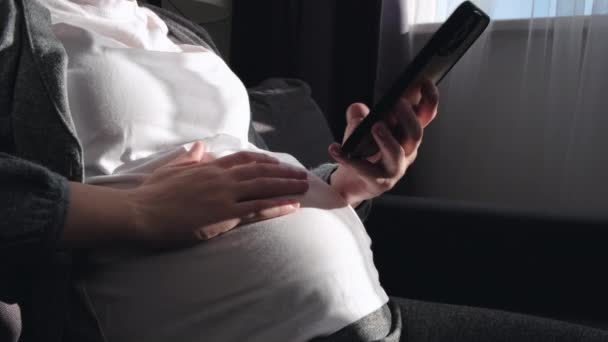 Close Young Pregnant Woman Using Mobile Phone Sit Cozy Sofa — 비디오
