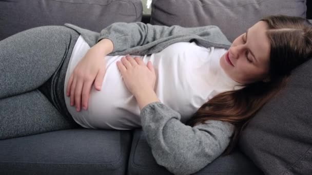 Glad Bedårande Inspirerad Ung Gravid Kvinna Stroking Mage Känsla Ovillkorlig — Stockvideo