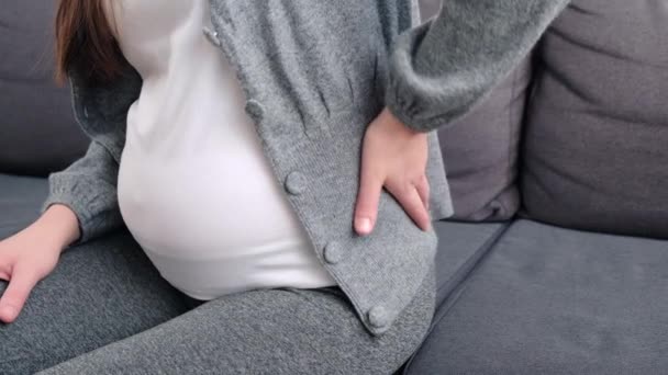 Närbild Sida Bild Ung Gravid Kvinna Massera Ryggmusklerna Sitter Soffan — Stockvideo
