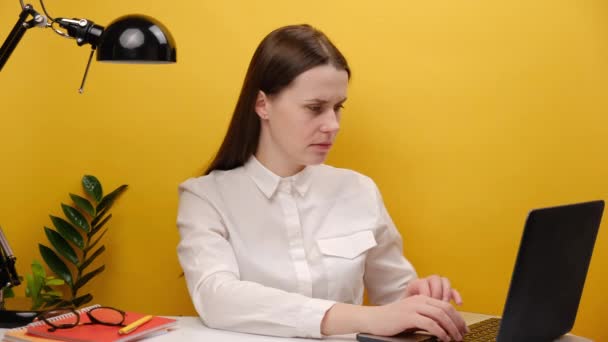 Portrait Strict Employee Business Woman White Shirt Sit Work Office — Vídeos de Stock