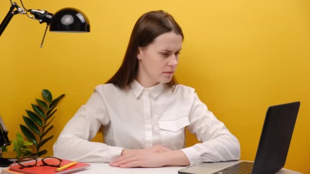 Portrait Employee Business Woman Shirt Sit Work Office Desk Laptop — 图库视频影像