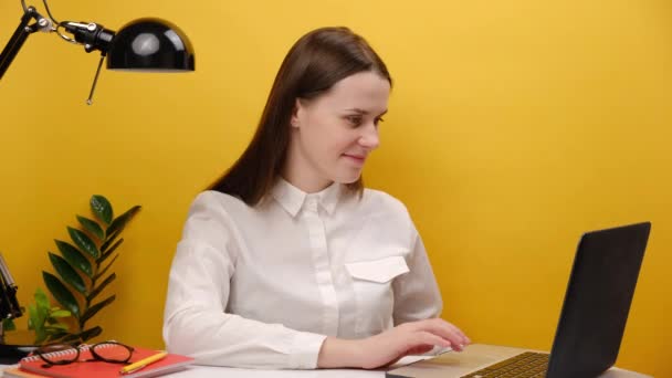 Portrait Employee Business Woman 20S Shirt Sit Work White Office — стоковое видео