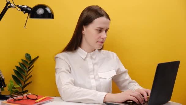 Tired Sad Exhausted Employee Young Business Woman 20S Wearing Casual — Stockvideo