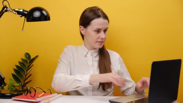 Portrait Successful Employee Business Woman Casual Shirt Sit Work Office — стоковое видео