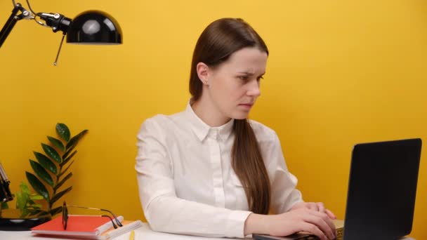 Злий Працівник Бізнесу Жінка Повсякденній Білій Сорочці Сидить Роботі Офісним — стокове відео