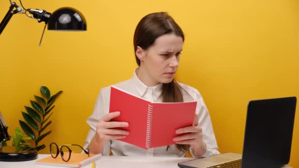Employee Business Woman Casual Shirt Sit Work Office Desk Laptop — 图库视频影像