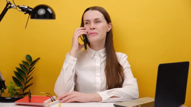 Cheerful Employee Business Woman 20S White Shirt Sit Work Office — стоковое видео