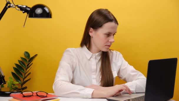 Tired Sleepy Exhausted Employee Young Business Woman 20S Casual White — Stock video