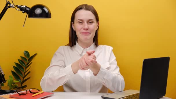 Beautiful Happy Employee Business Woman 20S Speaking Camera Sit Work — Stock video