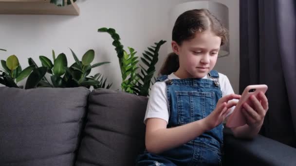 Porträt Des Glücklichen Kleinen Kindes Mädchen Sitzt Auf Gemütlichen Sofa — Stockvideo