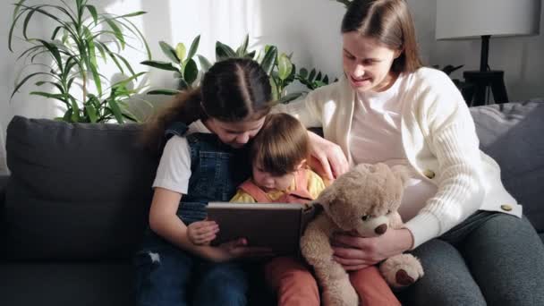 Mãe Grávida Carinhosa Com Pequenas Filhas Adoráveis Ler Livro Juntos — Vídeo de Stock