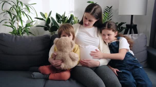 Esperando Mãe Jovem Filha Bonita Abraçando Relaxando Sofá Juntos Tocando — Vídeo de Stock